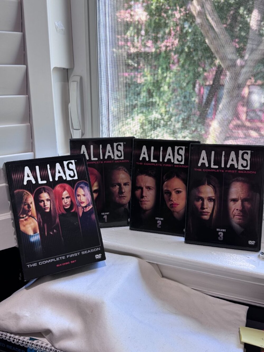 π΅οΈββοΈπ Alias: The Complete First Season DVD Box Set (6-Disc Collection) ππ΅οΈβ - Picture 3 of 16